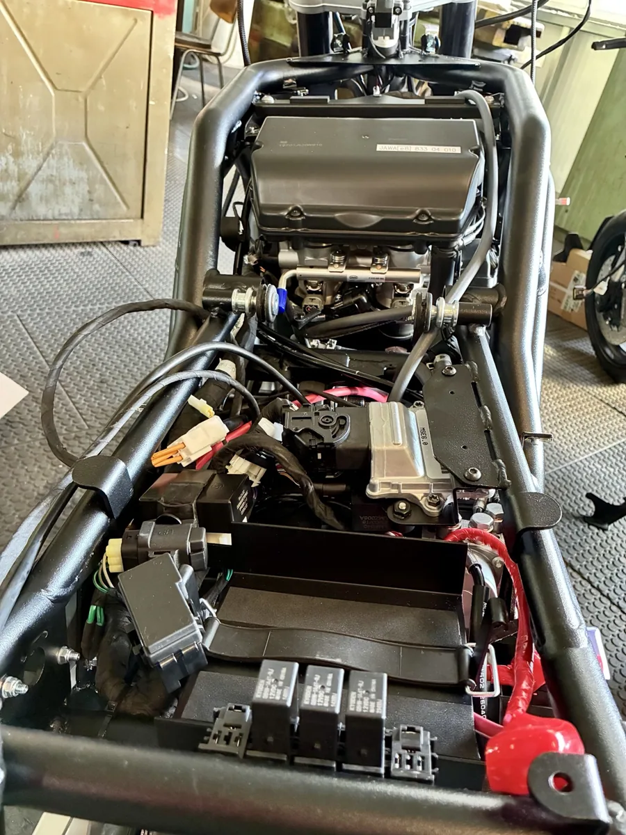 Montaj aşamasındaki motosiklet