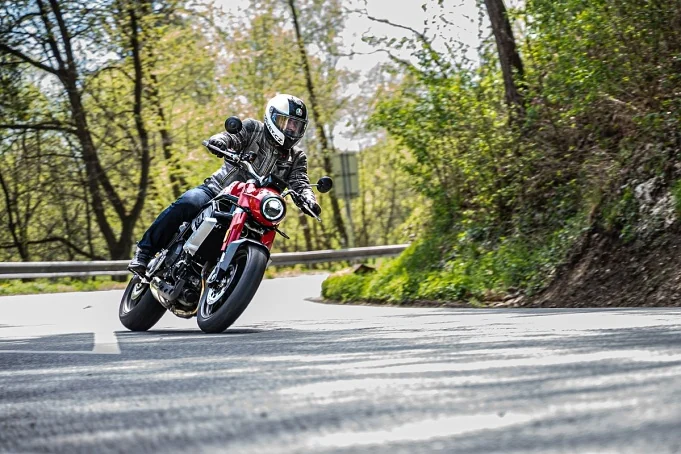 JAWA 730 Twin v zatáčce